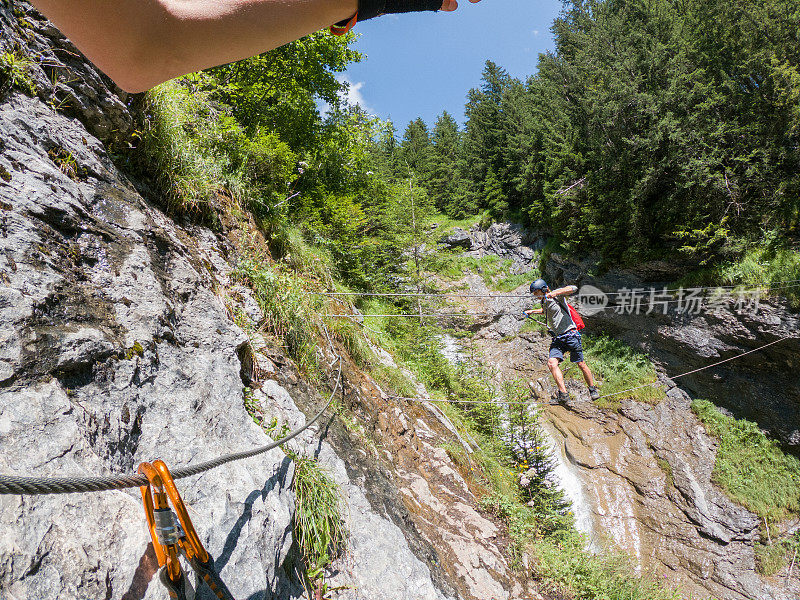 两人在Via Ferrata登山，夏日活动概念